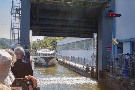 En uiteindelijk is het schip boven en gaan de deuren open